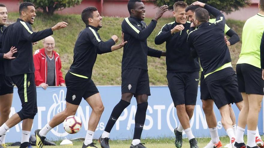 La plantilla del Sporting, en Mareo durante el entrenamiento.