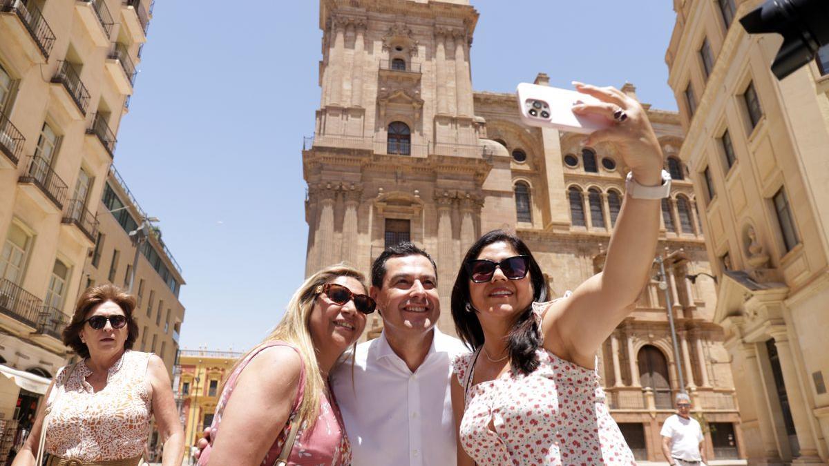 El presidente del PP-A y candidato a la reelección como presidente de la Junta, Juanma Moreno, se echa un ’selfie’ con sus fans en Málaga.