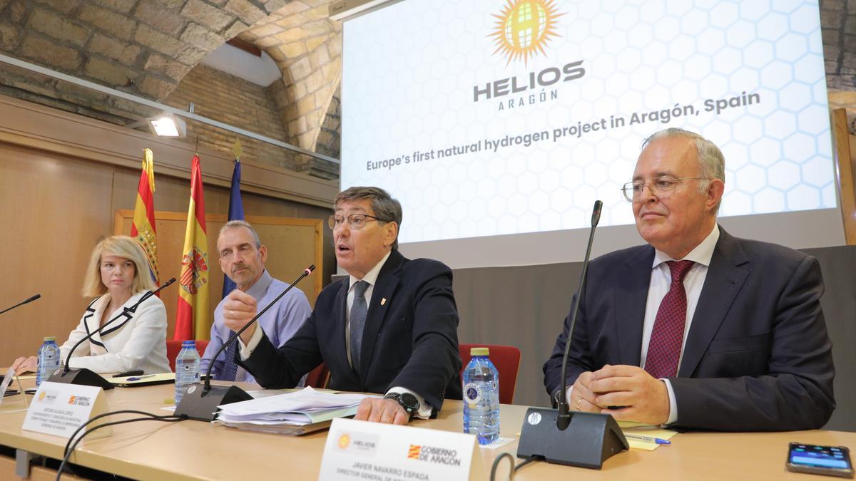 El vicepresidente y consejero de Industria, Competitividad y Desarrollo Empresarial, Arturo Aliaga, este miércoles en la presentación del proyecto hidrógeno natural Monzón de la empresa Helios Aragón, junto al CEO de la misma, Ian Munro.