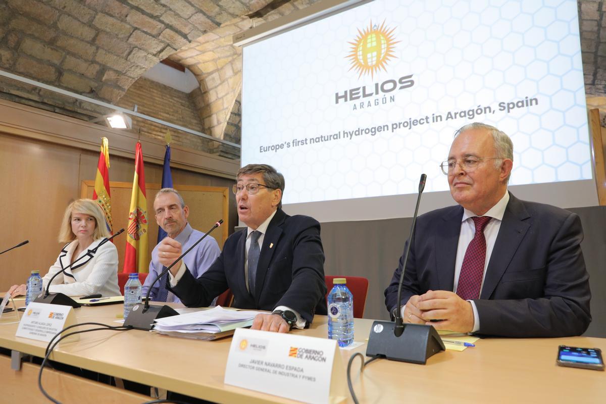 El vicepresidente y consejero de Industria, Competitividad y Desarrollo Empresarial, Arturo Aliaga, este miércoles en la presentación del proyecto hidrógeno natural Monzón de la empresa Helios Aragón, junto al CEO de la misma, Ian Munro.