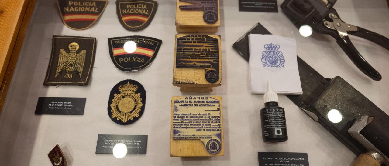 Escudos, sellos y aparatos para el DNI de la Comisaría.