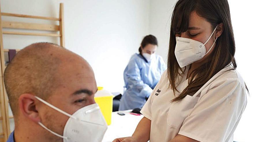 Raquel Baides vacuna al fisioterapeuta Adrián Álvarez. | Luisma Murias