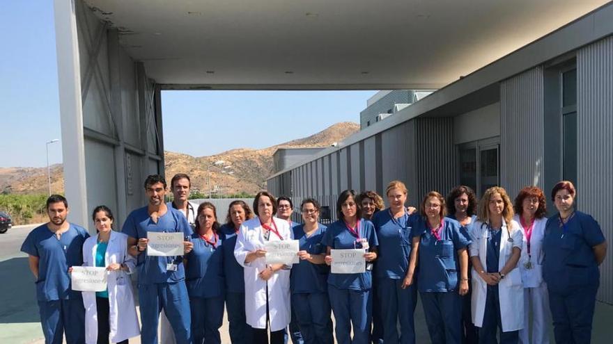 Profesionales sanitarios se concentran en contra de las agresiones que sufren.