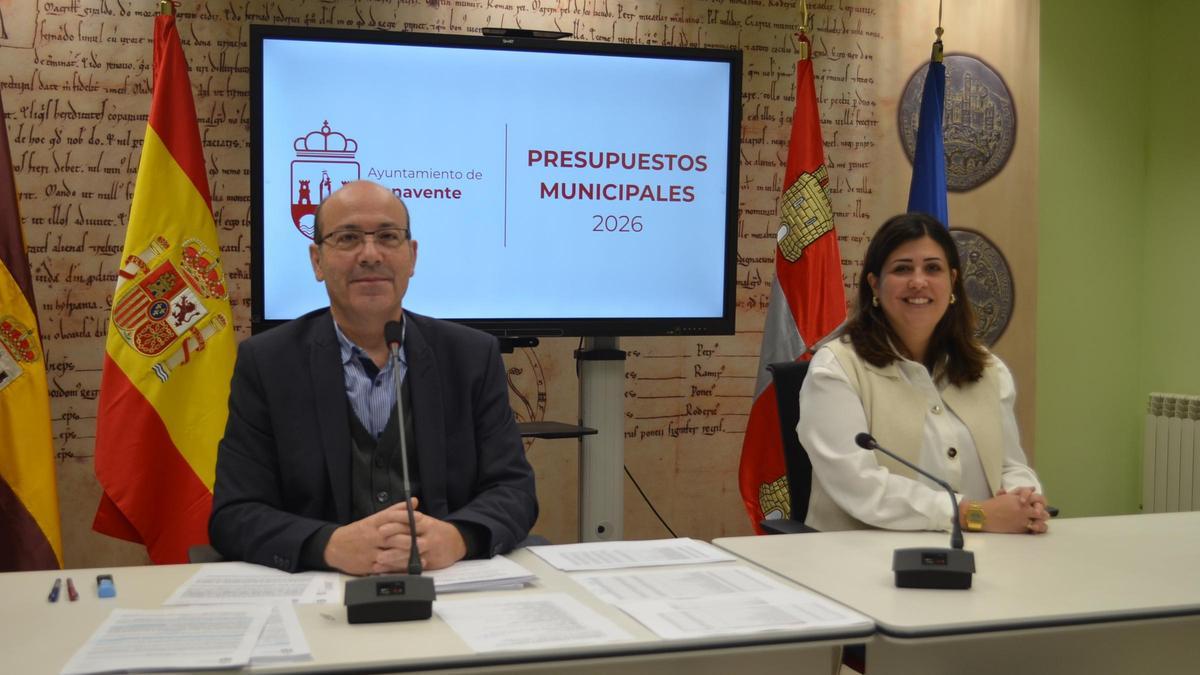 El concejal de Hacienda, José Manuel Salvador, y alcaldesa de Benavente, Beatriz Asensio, en la presentación de los presupuestos.