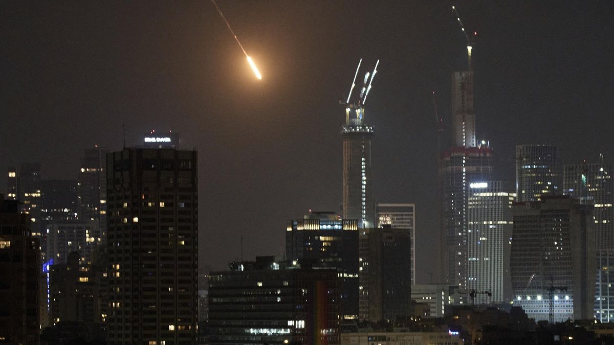 La estela de un proyectil sobre Tel Aviv, en la noche de este viernes.