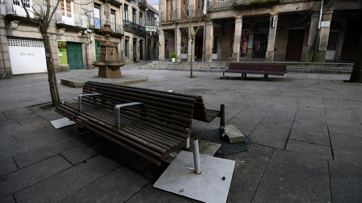 La plaza de la Verdura en Pontevedra, habitualmente concurrida por los clientes de las terrazas, completamente vacía.