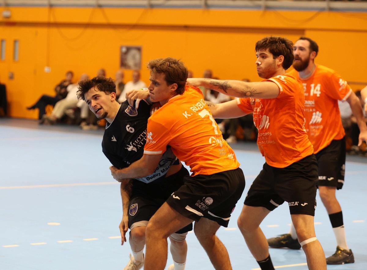 Alberto Roldán, ante un jugador del Eivissa en el duelo de la primera vuelta.