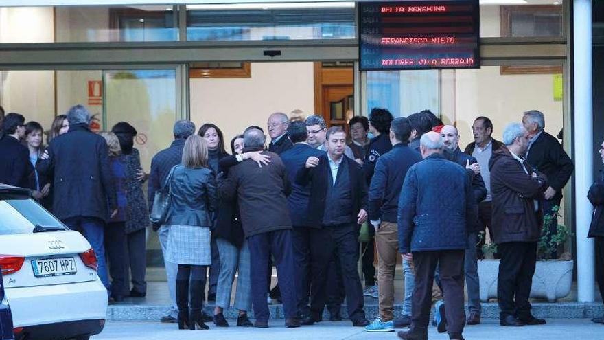 Vista de la incesante llegada de personas, ayer, a la capilla ardiente de Pérez Canal. // I. Osorio