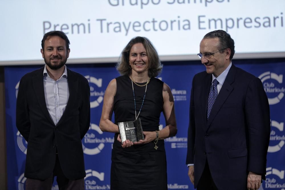 Carmen Sampol y Fernando Sampol reciben el premio a la Trayectoria Empresarial en representación del Grupo Sampol, de manos de Javier Moll, presidente de Prensa Ibérica.