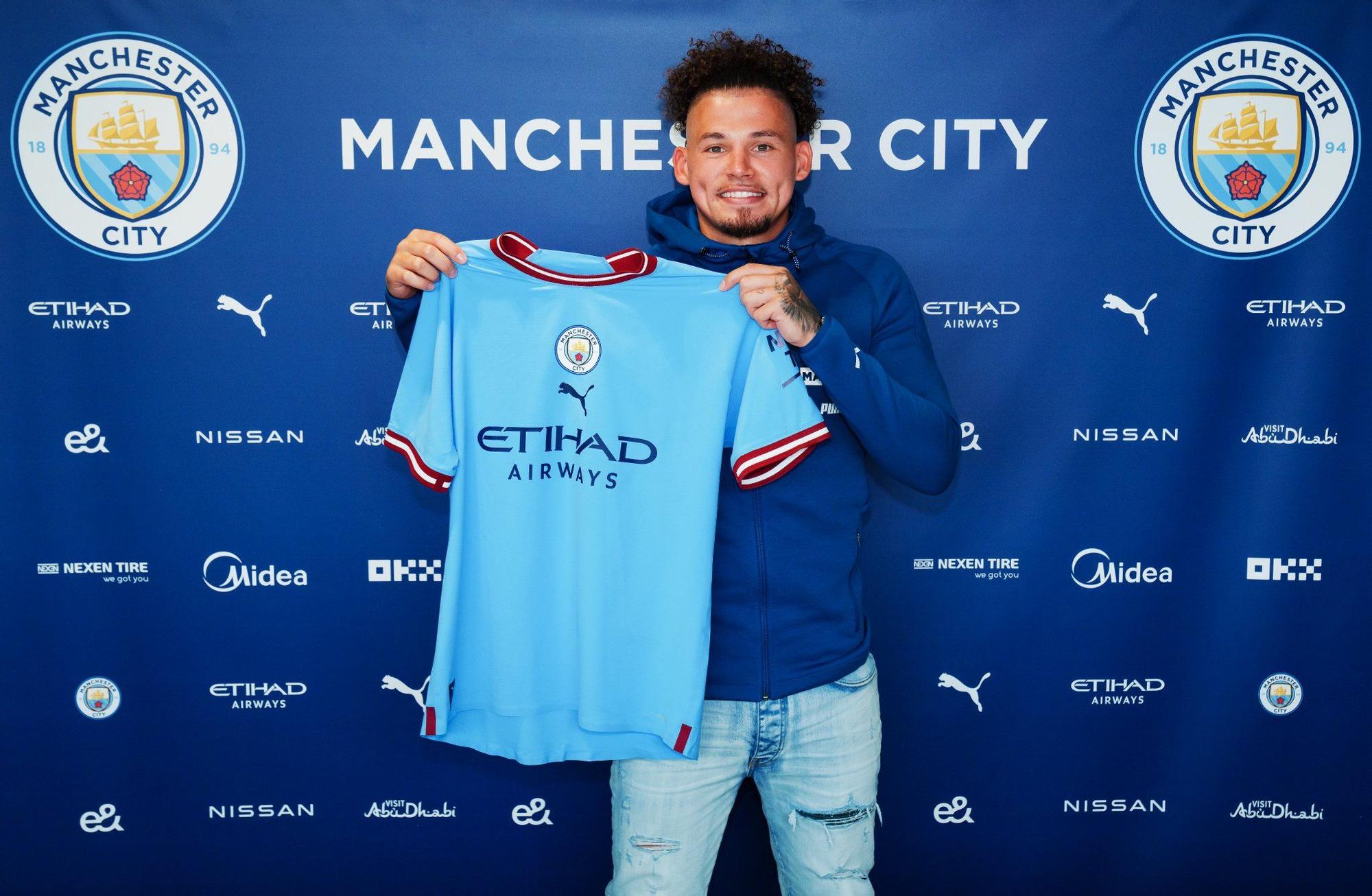 Kavin Phillips en su presentación con el Manchester City