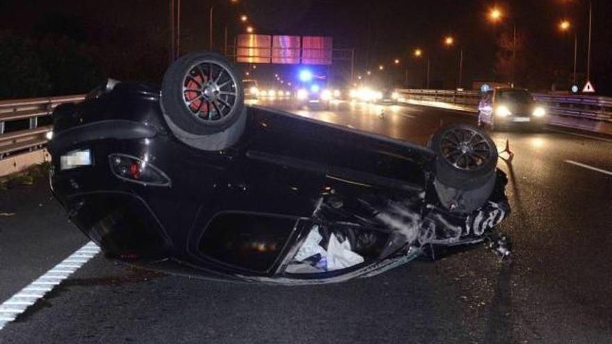 Un coche vuelca en la Vía de Cintura