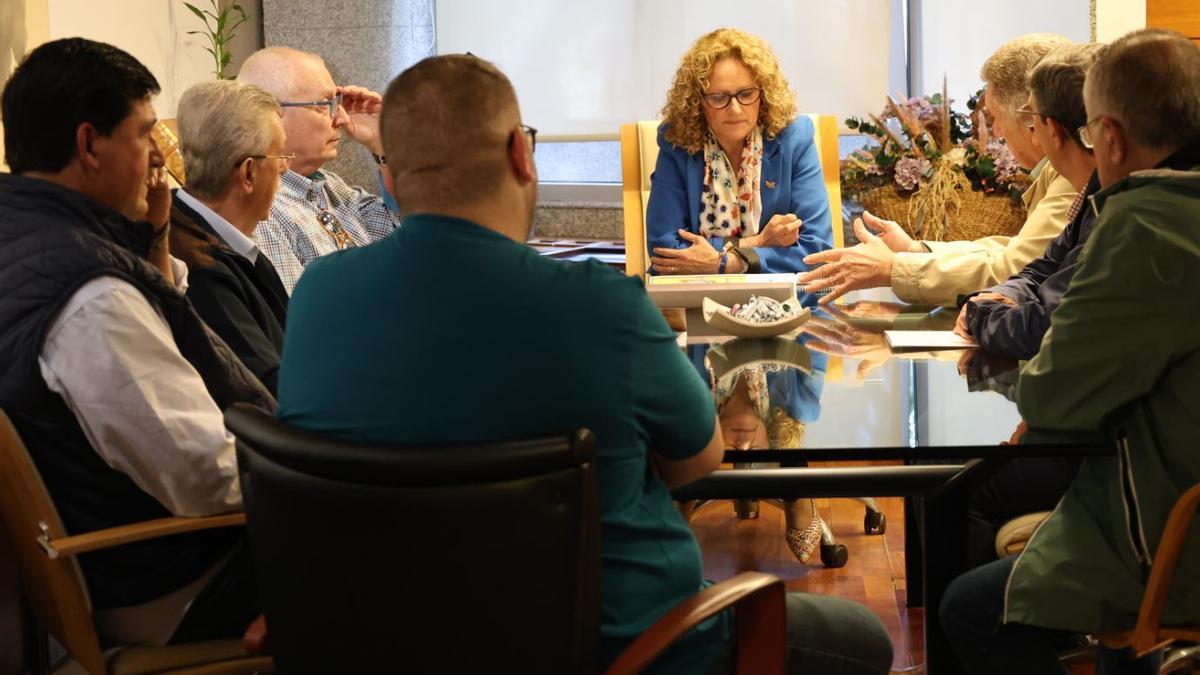 La alcaldesa, con integrantes de la cofradía