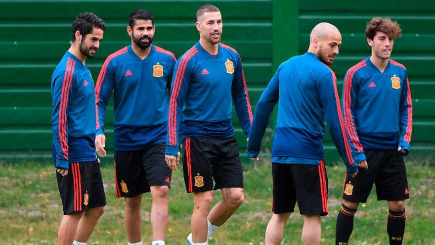 David Silva, de espaldas al balón durante el entrenamiento de ayer junto a Odriozola, Sergio Ramos y Diego Costa.