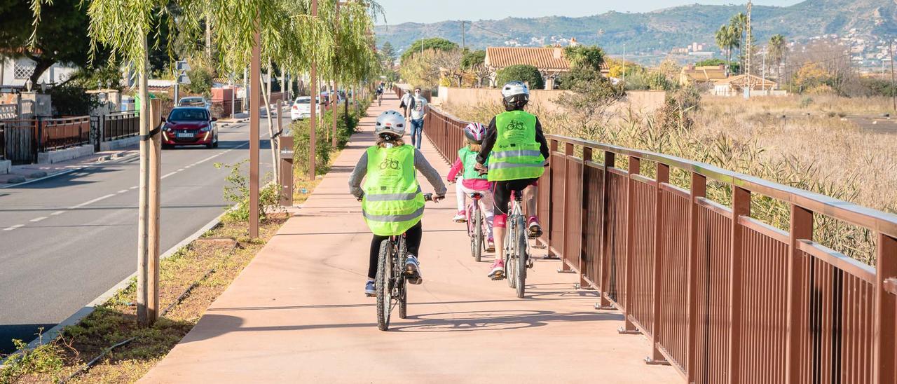 Camí La Plana con el carril bici habilitado en la zona tras la remodelación.