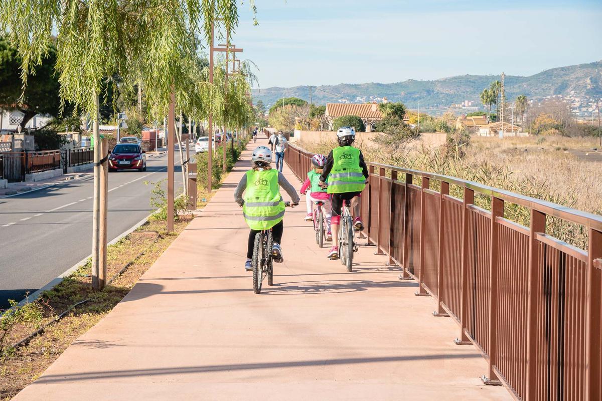 Camí La Plana con el carril bici habilitado en la zona tras la remodelación.