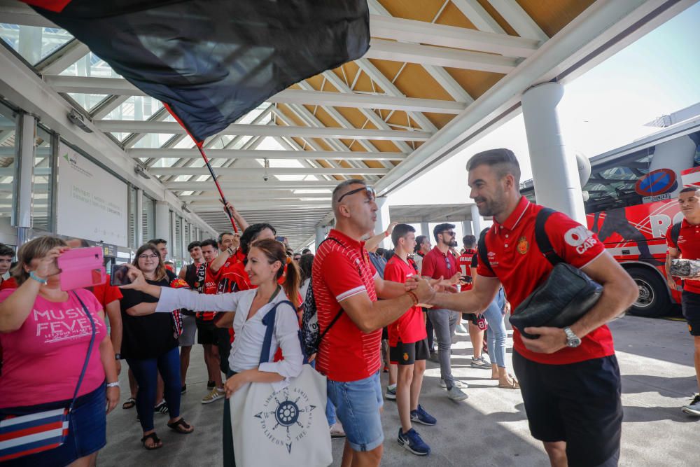 Aficionados despiden al Mallorca en Son Sant Joan: "Vamos a acender a Primera"