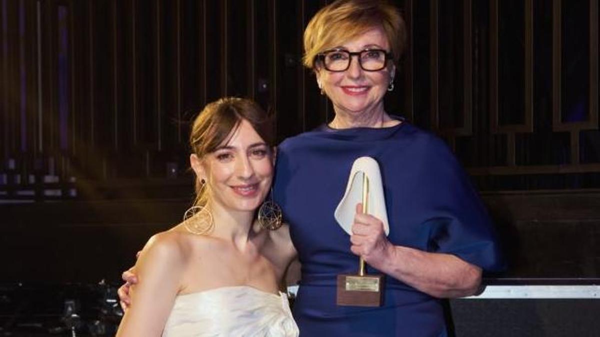 Paula Maíques e Isabel Sanchis con el premio de la Academia Española de la Moda.