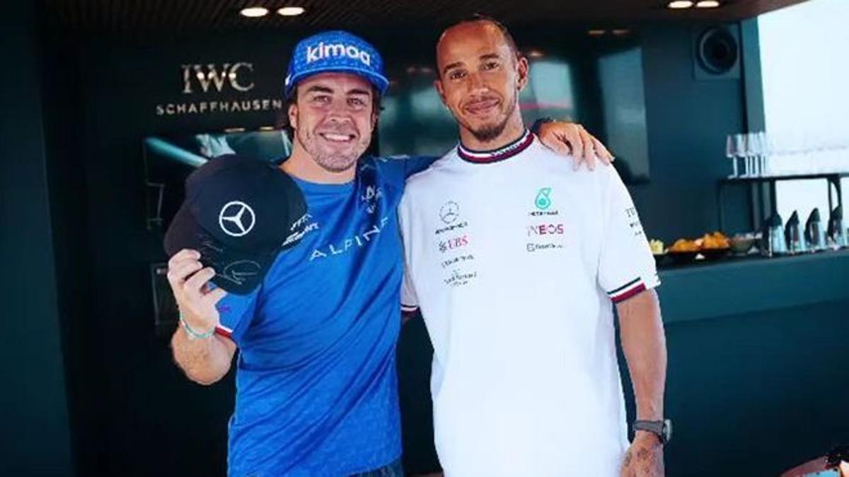 Alonso, siguiendo la broma de Hamilton, ha ido a Mercedes a reclamar su gorra firmada por el heptacampeón.