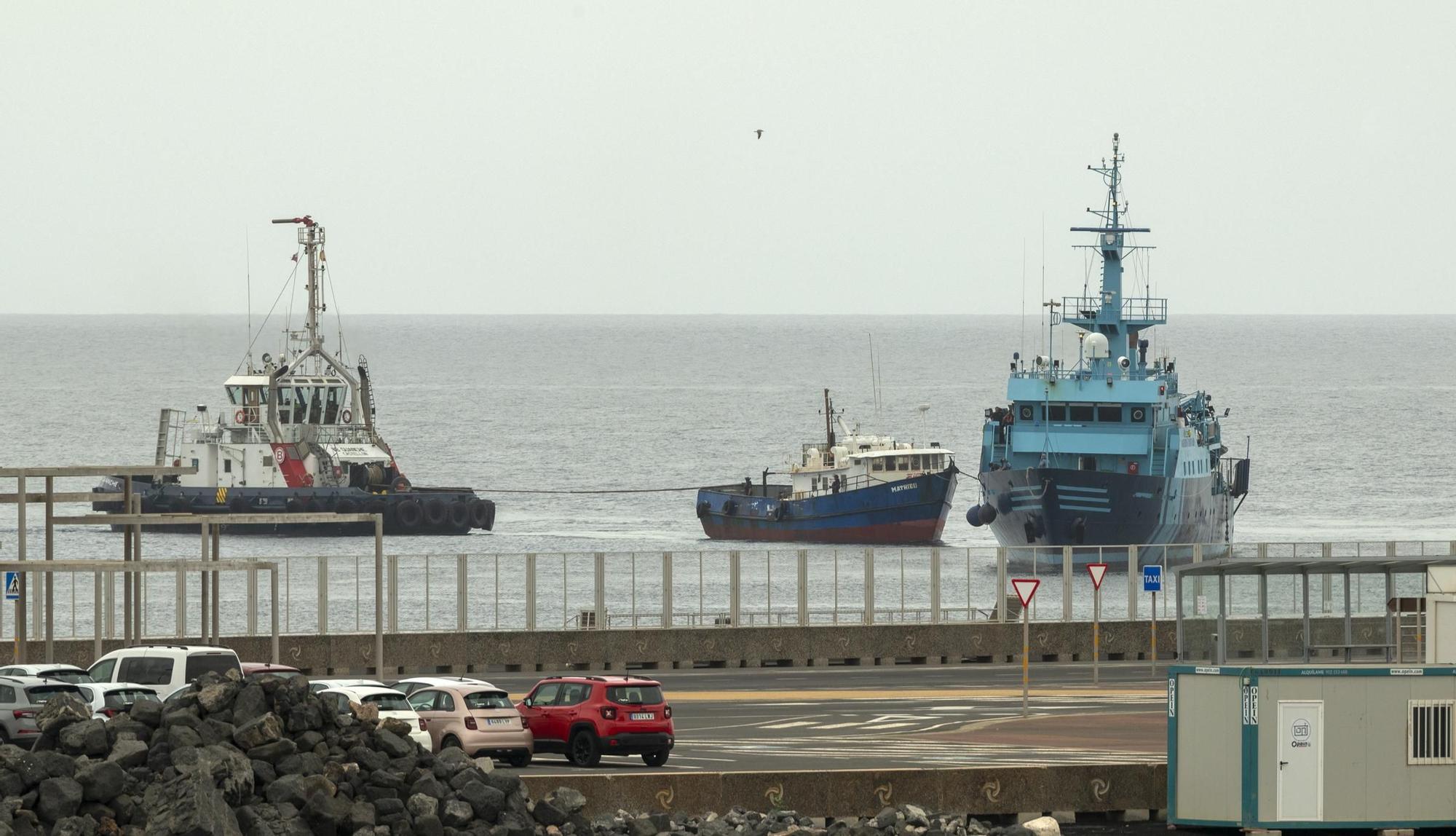 Traslado al Puerto de Arrecife (Lanzarote) del pesquero interceptado con 1.000 kilos de cocaína