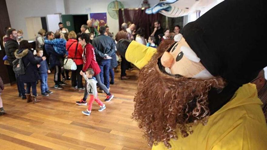 Las familias aguardan su momento para hablar con L&#039;Anguleru, ayer, en el Acuario de Gijón.