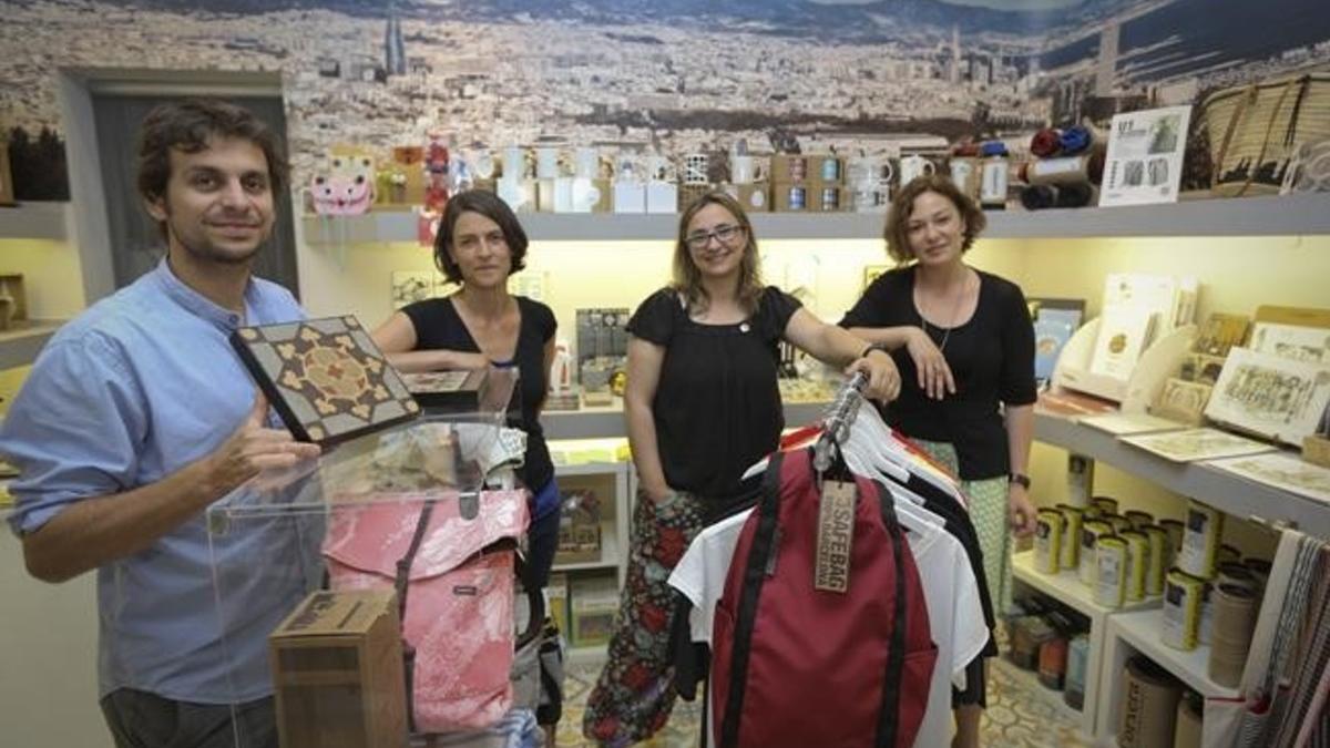 Alberto Twose, Bárbara Glaenzel, Beti Alemany y Maite Guillem  en la tienda BdeBarcelona.