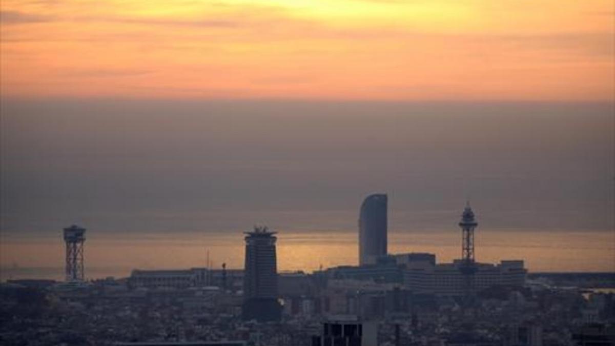 Panorámica de la ciudad de Barcelona bajo una espesa nube de contaminación, el pasado viernes.