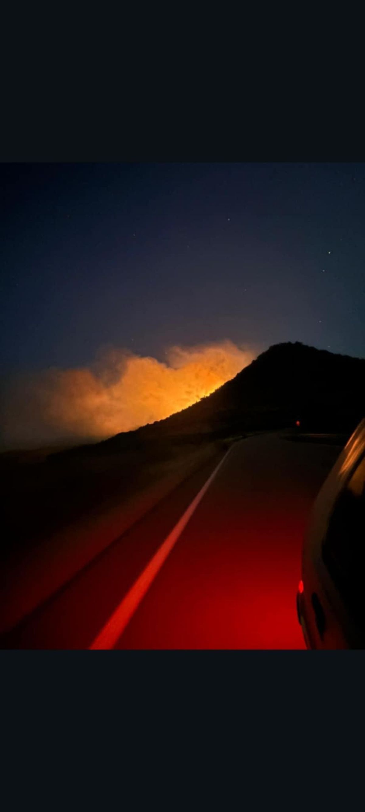 El incendio visto desde la carretera.