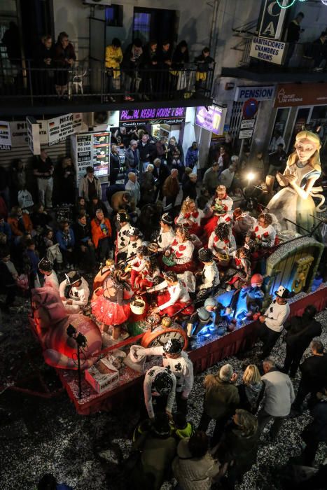 El desfile y el castillo de fuegos ponen fin a las fiestas patronales.