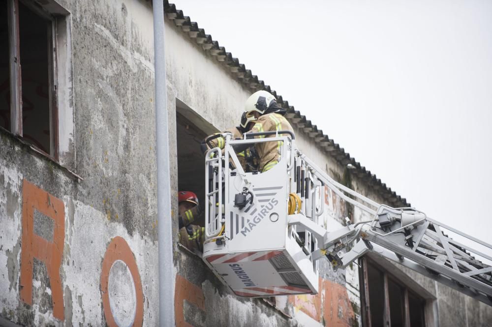 Los Bomberos acudieron a apagar un fuego en las instalaciones afectadas, abandonadas.