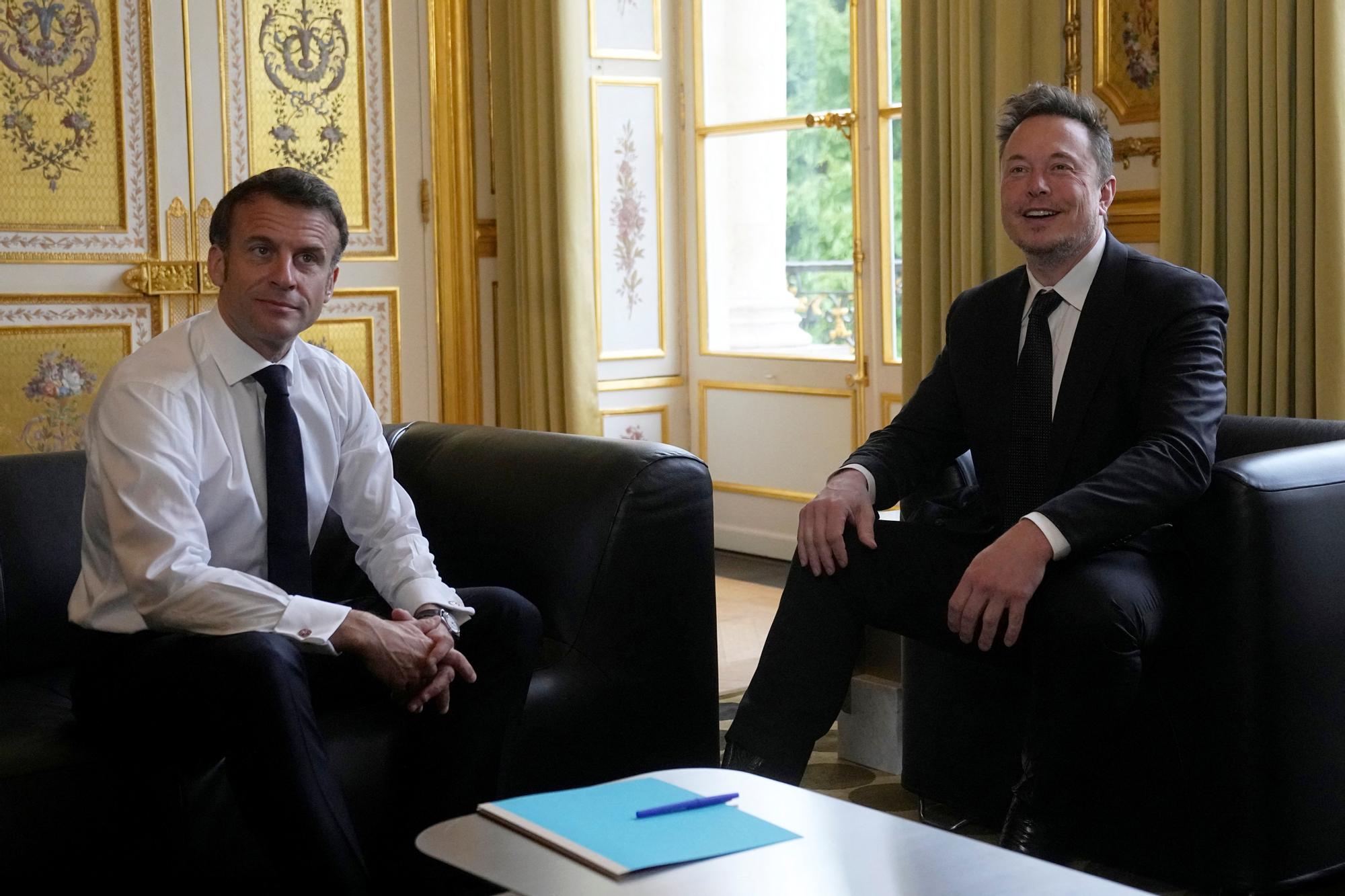 El presidente francés, Emmanuel Macron, durante la reunión que ha mantenido este lunes con Elon Musk.