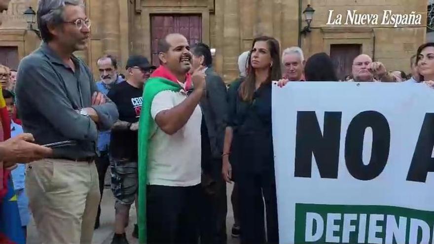 Oviedo muestra su apoyo a Ceuta con una multitudinaria concentración que colapsó el entorno del Ayuntamiento