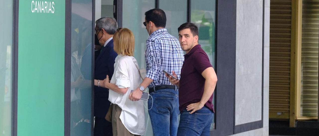 Román Rodríguez llega ayer a la reunión en la sede de NC para analizar la expulsión del Registro de Partidos.