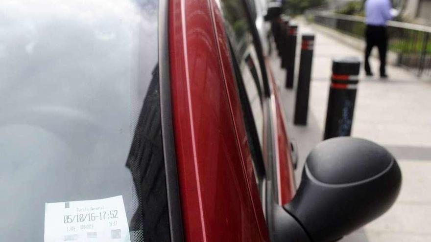 Tique de la ORA, en un coche aparcado en Pescadería.