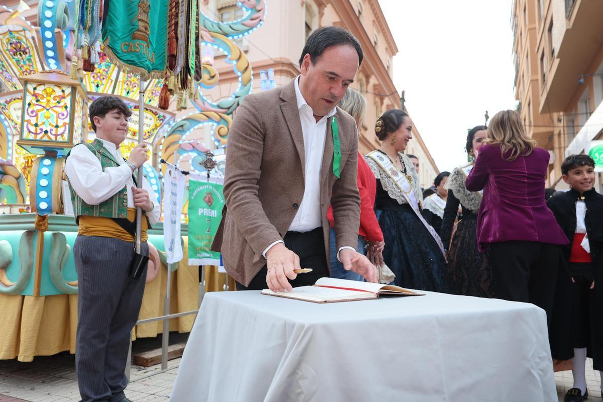 Pérez Llorca ratifica el apoyo de la Generalitat para "proteger nuestras señas de identidad como son las fiestas de la Magdalena"