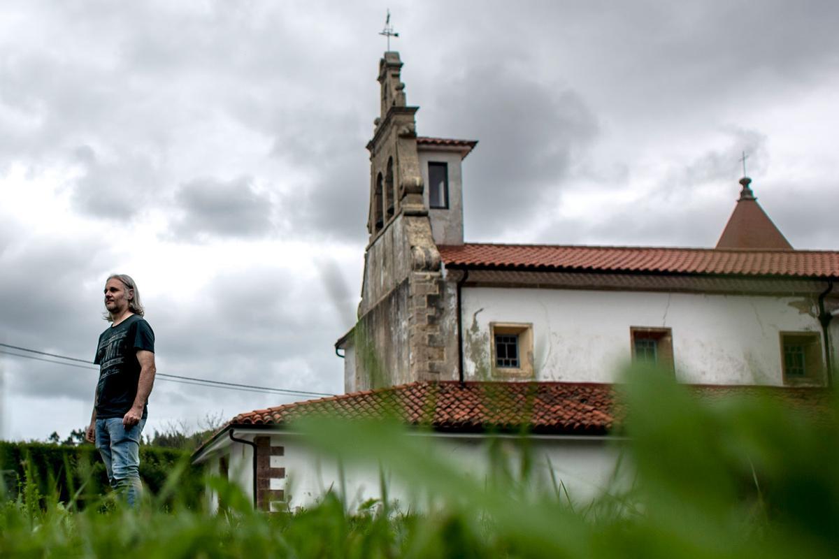 Iván Muñiz, ante la iglesia de San Miguel de Quiloño.