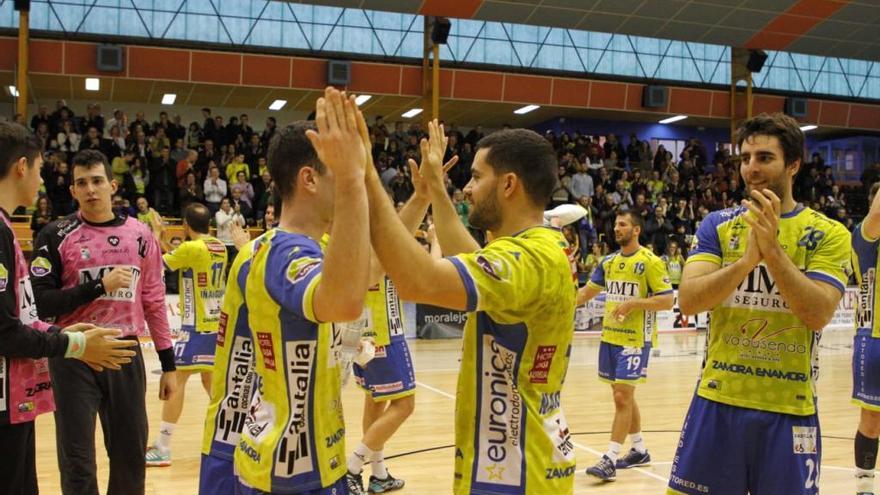 Los jugadores zamoranos celebran la victoria al término del encuentro.