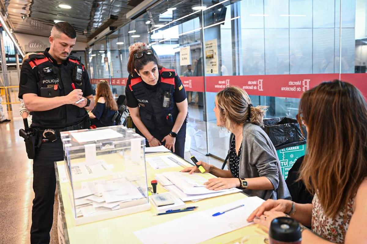 Votaciones en el mercado del Ninot, en Barcelona