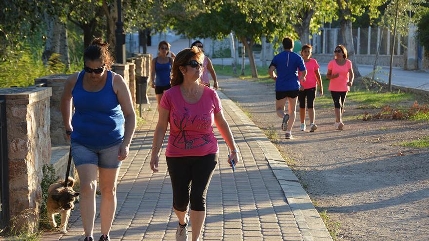 Senderistas caminando por el Paseo Ribereño de Cieza, ayer.