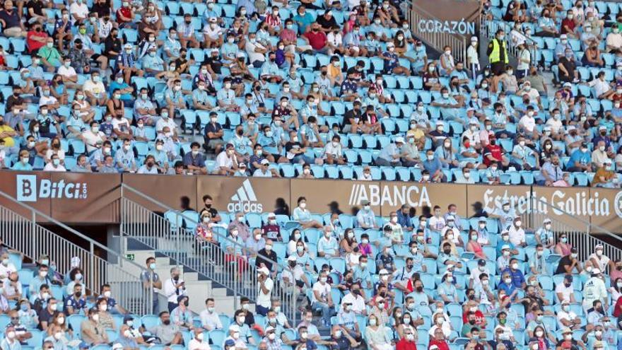 Los aficionados del Celta tuvieron que guardar distancia de seguridad en varios partidos. |