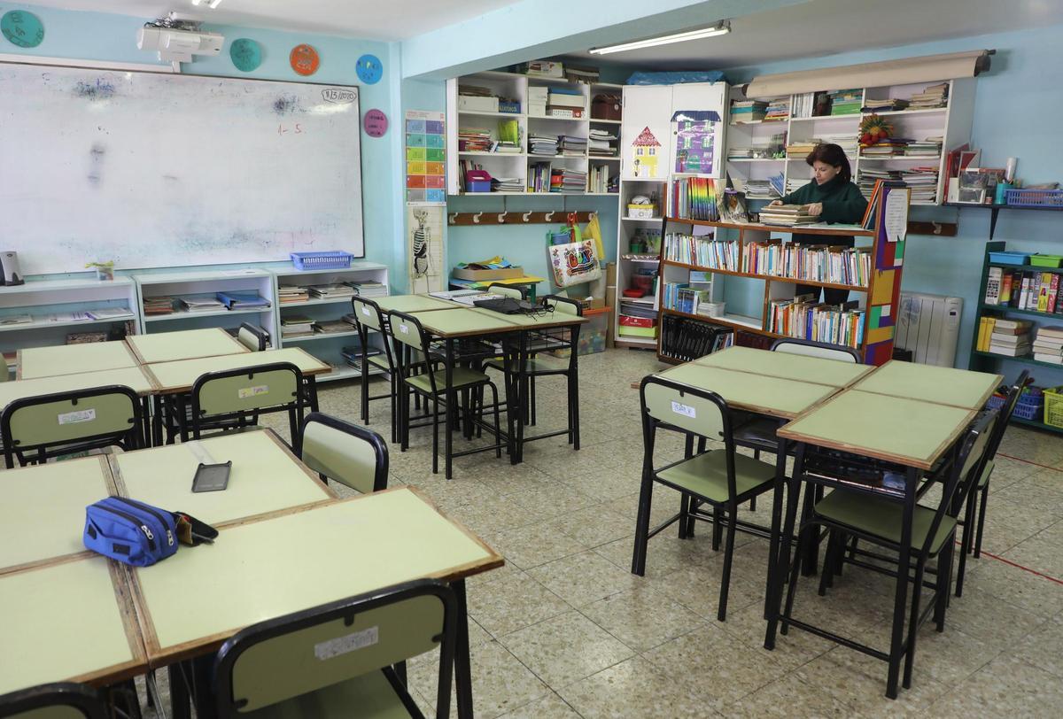 Un aula vacía de niños.