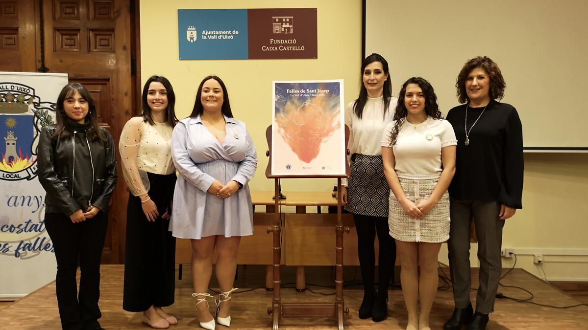 Marina Abad Bartolomé (primera por la izquierda), junto a falleras de la ciudad, la presidenta de la JLF y la concejala de Fallas.