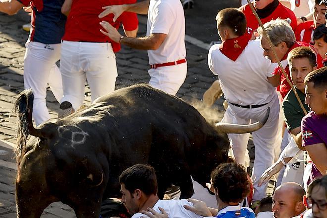 Dos heridos por asta de toro en el último encierro de los Sanfermines 2026
