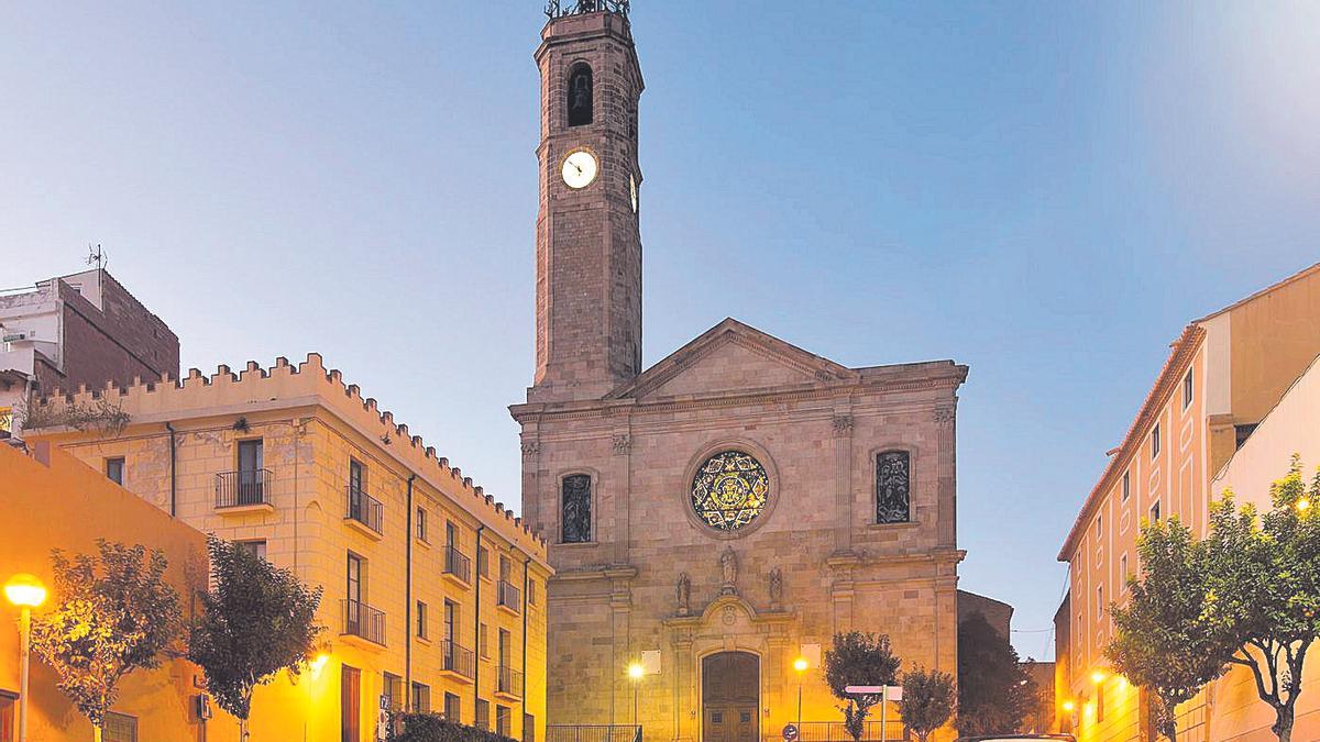 Exterior de la parroquia de Santa María.