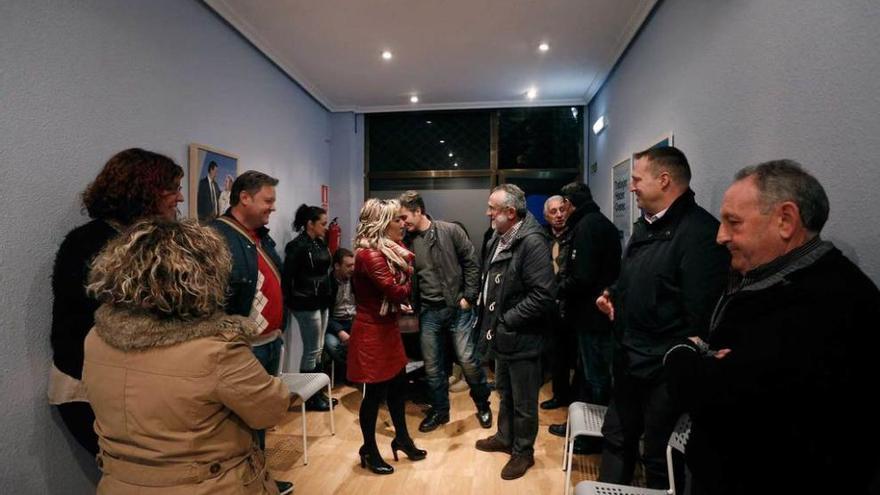 Representantes del PP y Foro, ayer, en la sede de los populares.