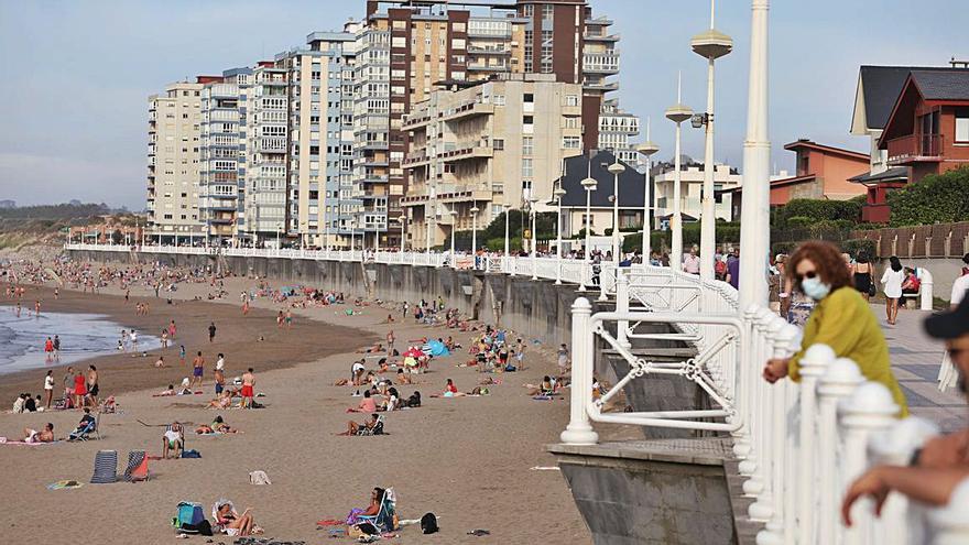 Bañistas disfrutando del sol y las altas temperaturas en la playa de Salinas. | Ricardo Solís