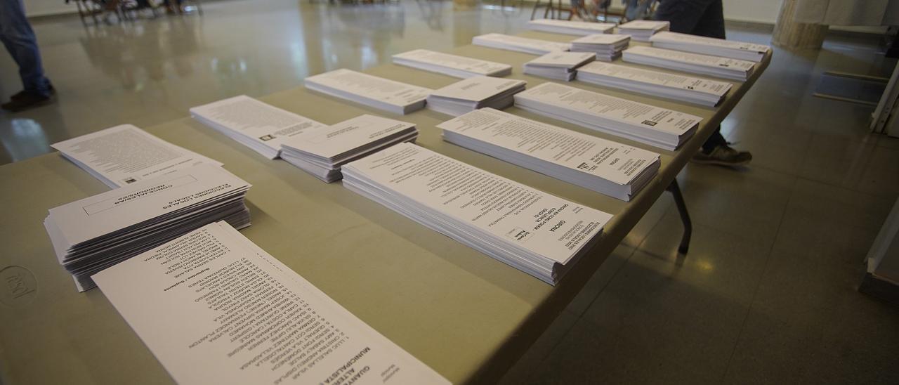 Paperetes preparades en un col·legi electoral de Girona, diumenge passat.
