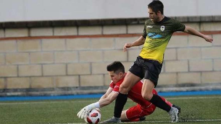 David González intenta robarle el balón al meta Errasti.