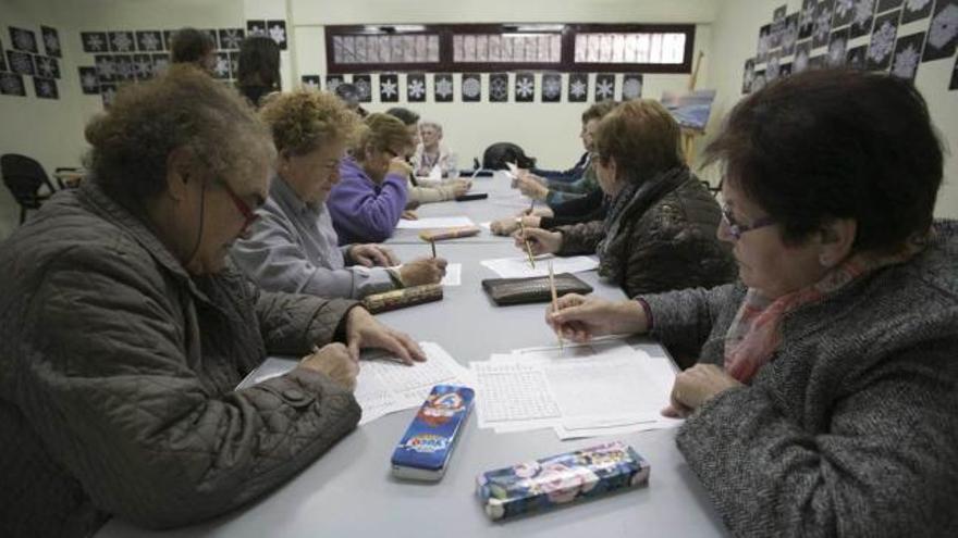 Mujeres participantes en el programa &quot;Activa tu mente&quot; en el centro social de Trasona.