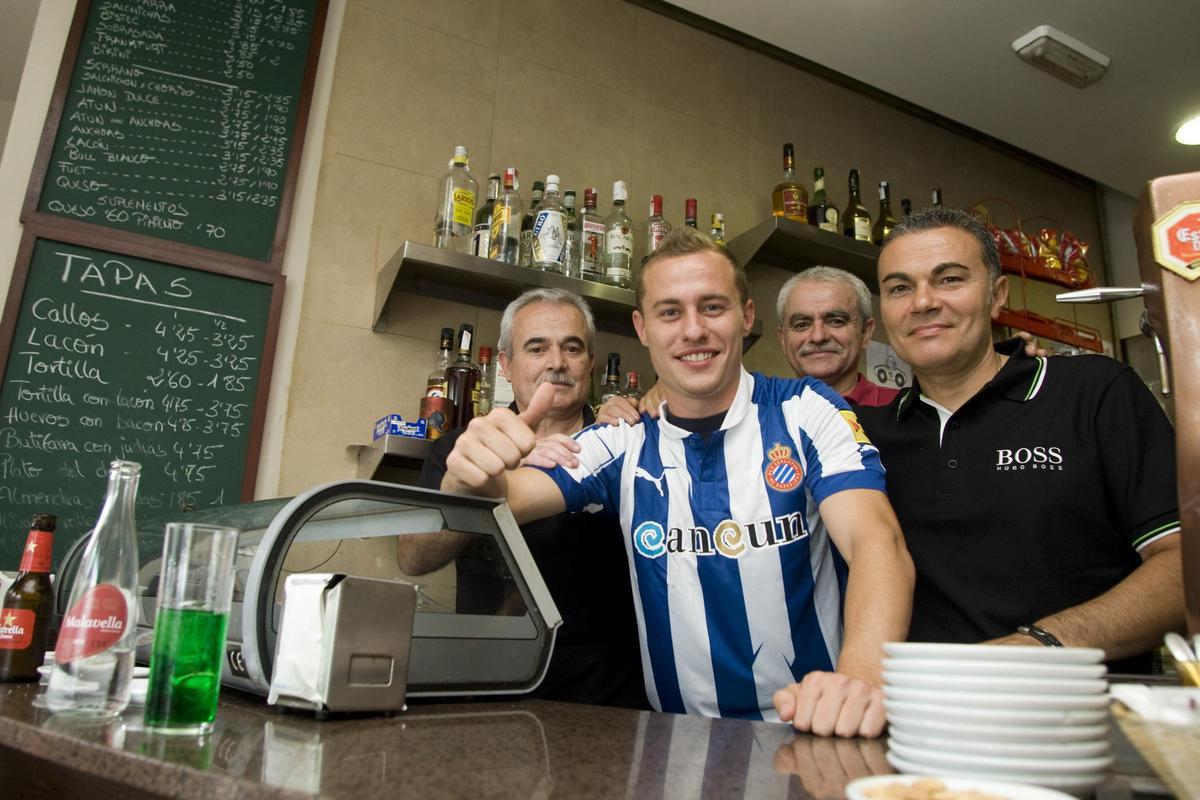Abraham González, in his family's bar in Sarrià