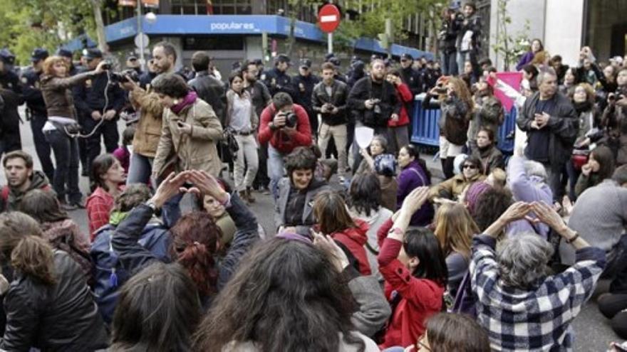 'Escrache feminista' por el aborto contra el PP y Gallardón